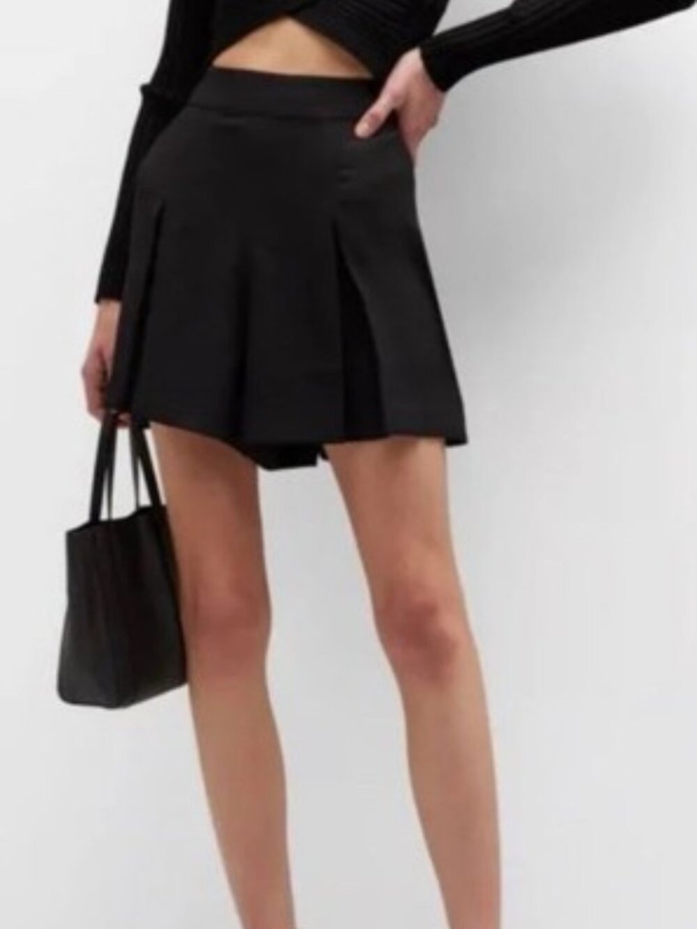 SPANX Crepe Pleated High Rise Pull On Shorts in Black Size Large